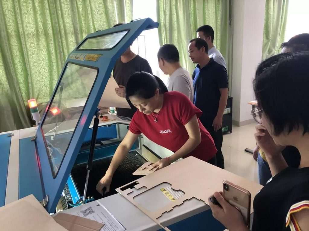教师亲自操作激光切割机