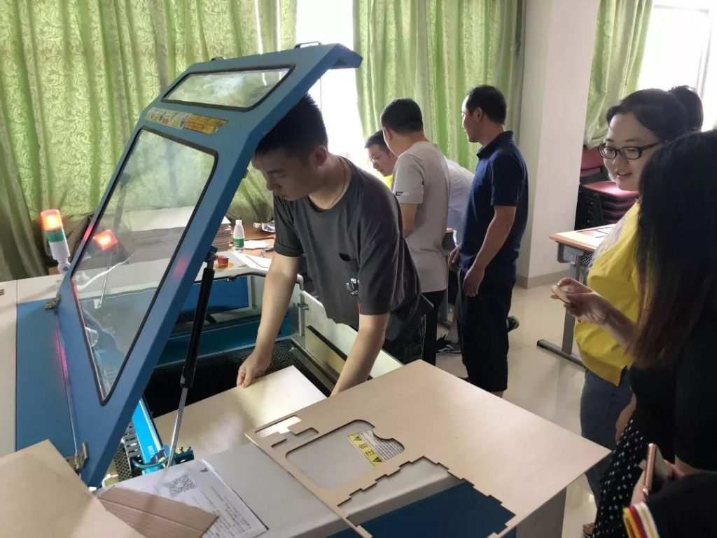 演示激光切割机的操作
