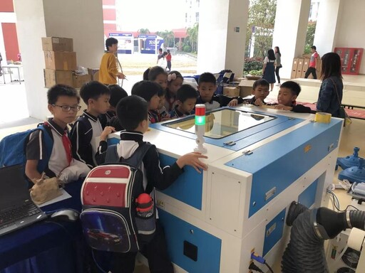 雷大宇刚刚亮相,小朋友们就对它产生了浓烈的兴趣。