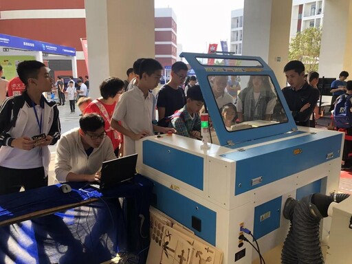 本次创客马拉松以小组为单位,根据组委会提供的器材,在指定时间内通过电脑编程、硬件搭建、造型设计等创作智能实物作品。