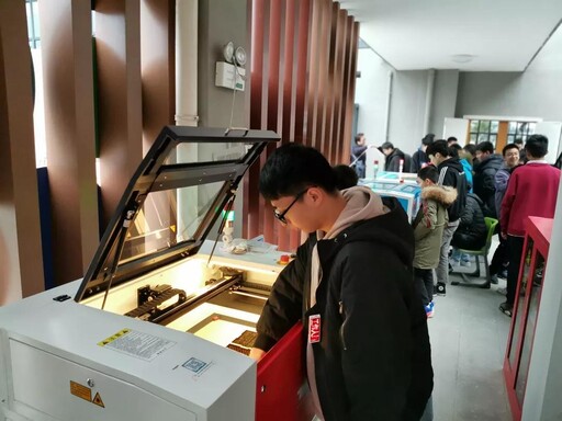 高效精准造物的激光切割机,能帮助选手更容易更快的完成自己的作品