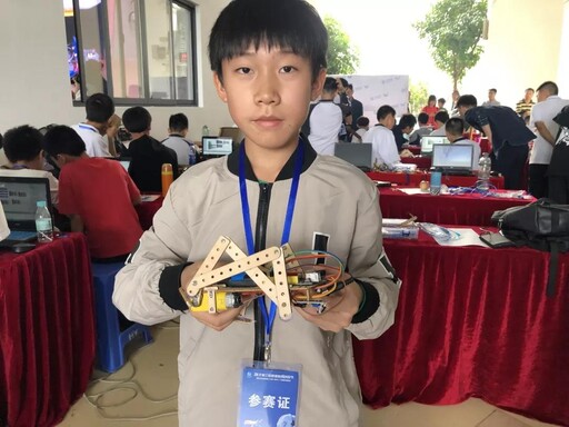 小创客们信心满满的展示自己的作品