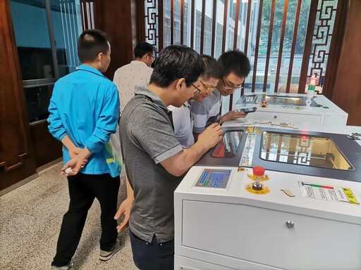 学习操作激光切割机
