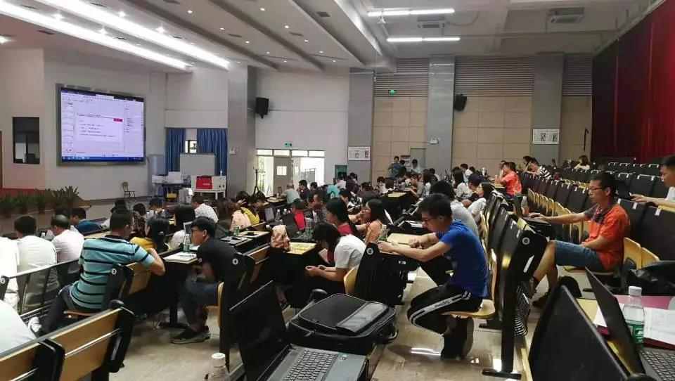 来自雷宇科教的谢宝老师带着激光切割机“雷小宇”来到顺德翁佑中学，为学员们带来一堂专业激光知识培训课程，场上座无虚席。