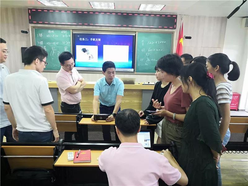 现场营造出热火朝天的学习、创造氛围。