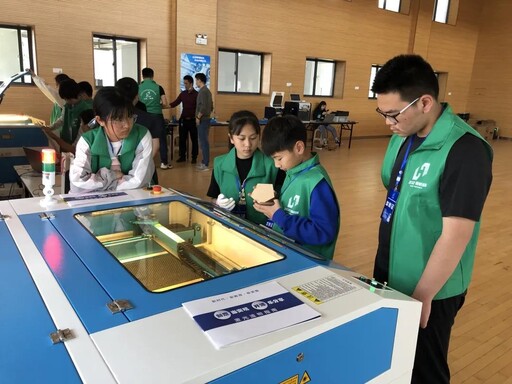 参赛学生在雷宇工作人员的帮助和指引下，操作LaserMaker建模软件与激光切割机切割出自己想要的外观结构件。