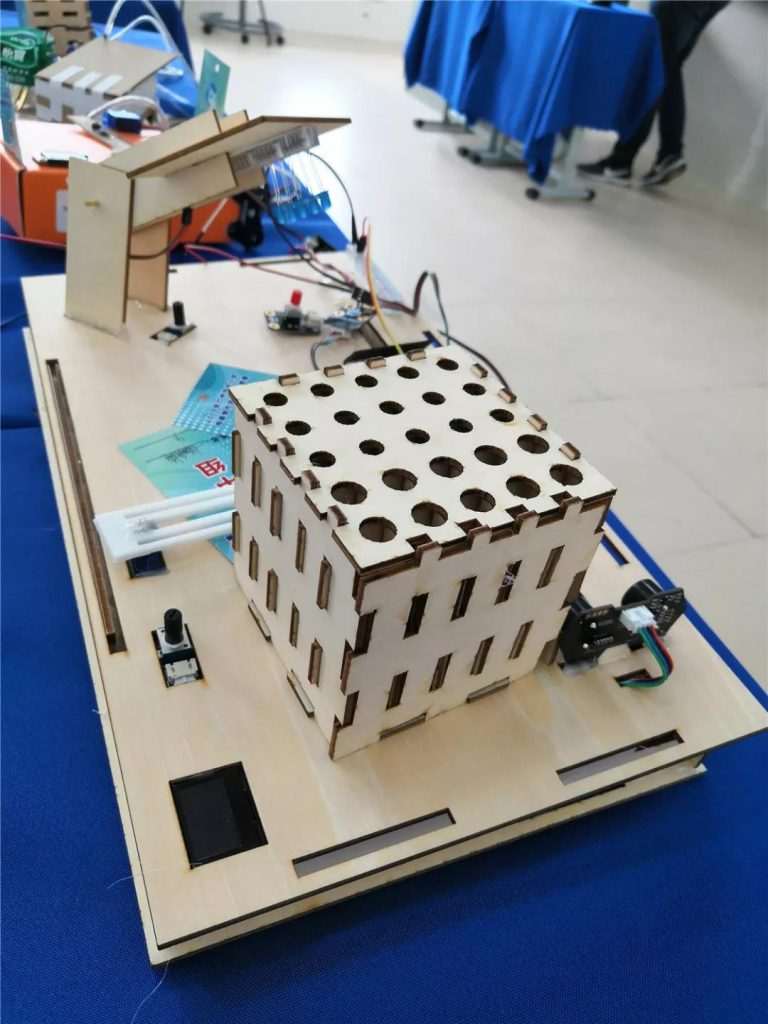 在他们的作品中，我们也能发现激光切割无处不在的身影。