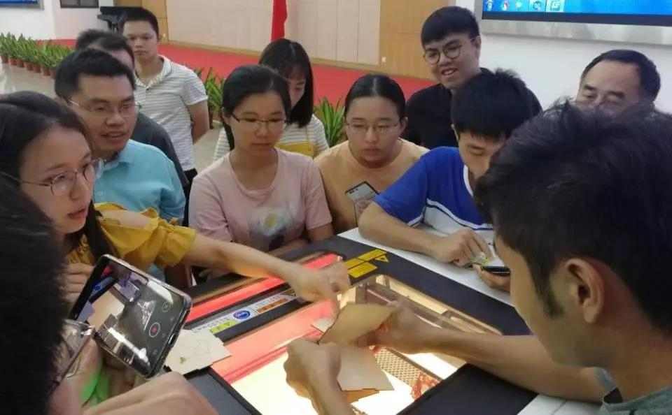 理论课结束之后，就是对理论进行应用。谢老师带着培训班学员们进行机器实践操作，体现造物的乐趣