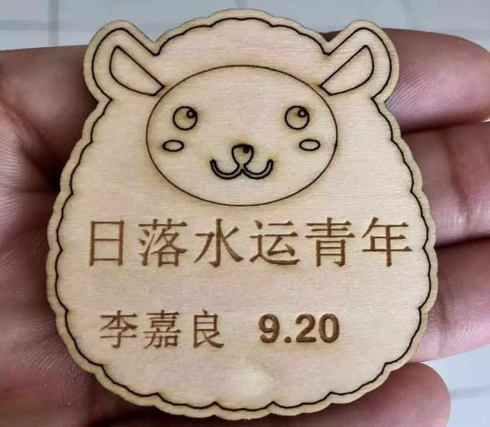 理论课结束之后，就是对理论进行应用。谢老师带着培训班学员们进行机器实践操作，体现造物的乐趣