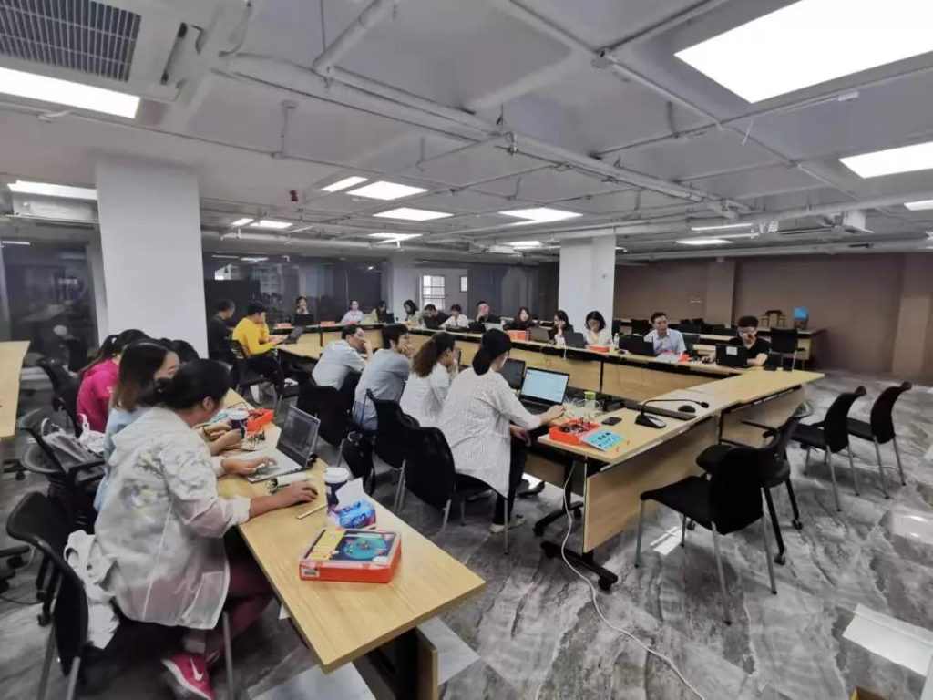 南京市鼓楼区教师发展中心决定于9月25日举办2019年鼓楼区中小学创客教育指导教师培训班。