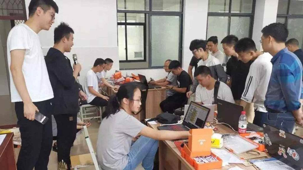 本次培训活动由遵义市教育局主办，习水县教育局承办，共计186名师生参加了三个板块（机器人、创客类、科创组织者）的培训。