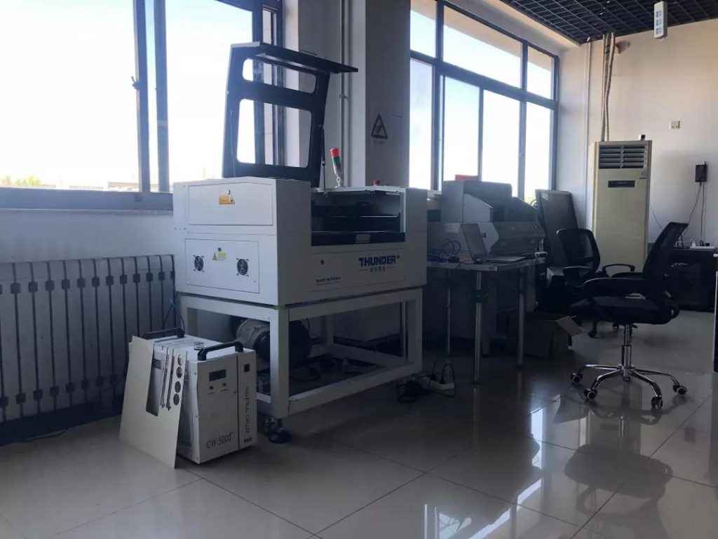 雷宇科教的张超鹏老师此行带来激光创客教育普惠型激光切割机“乐造匠”