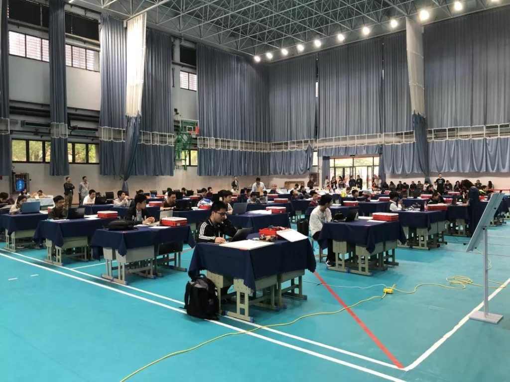  比赛开始前，秩序井然的现场/