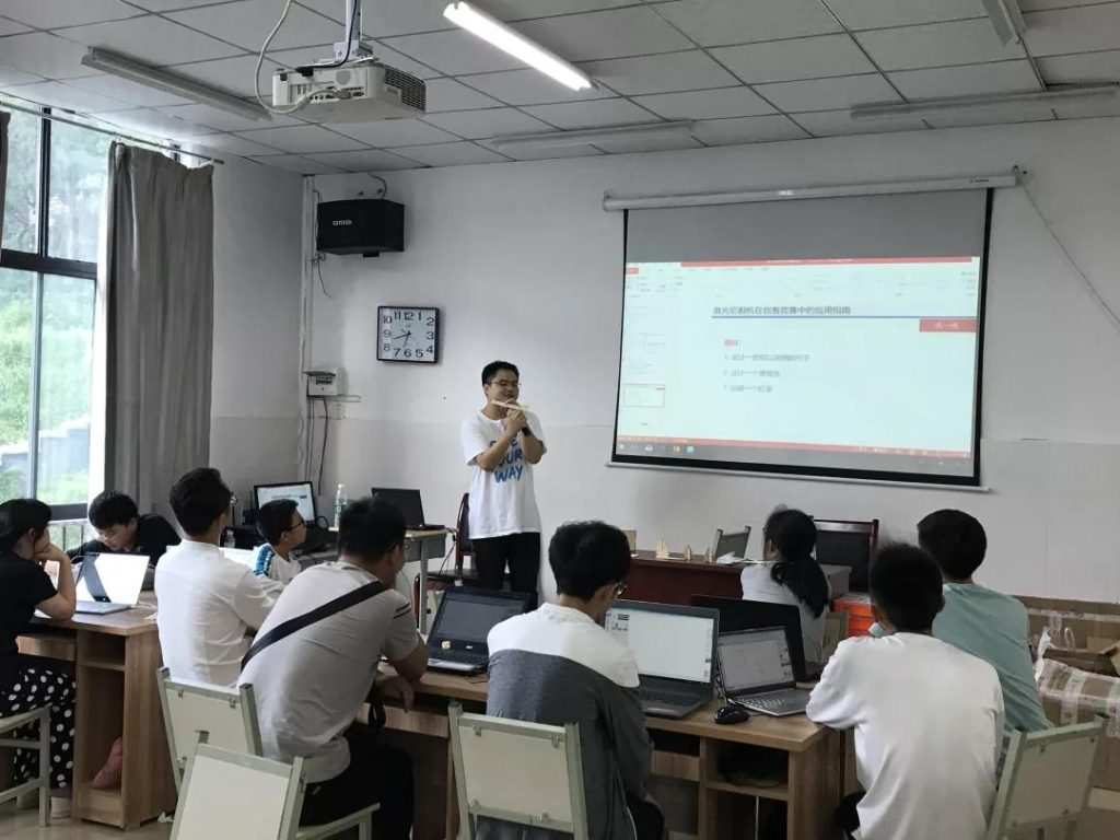 来自竞技宝电竞官网登录的张超鹏老师也对各支队伍进行了认识激光切割技术、激光切割机建模指南、激光切割机在创客竞赛中的应用指南以及模块搭建等方面的培训。