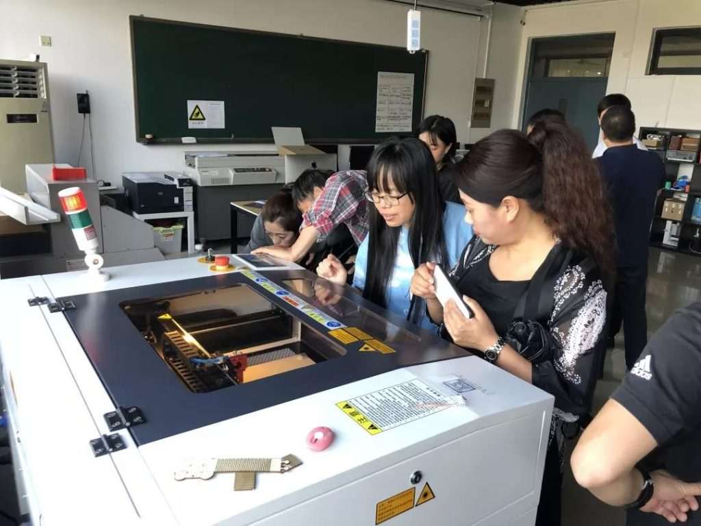 向培训班的各个学员介绍了激光切割机的原理和操作、激光切割软件的设计方法和操作。