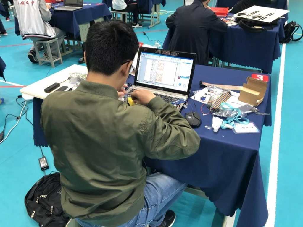 选手们全神贯注制作中