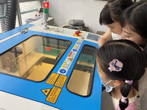 选手全神贯注观看激光切割机制作过程