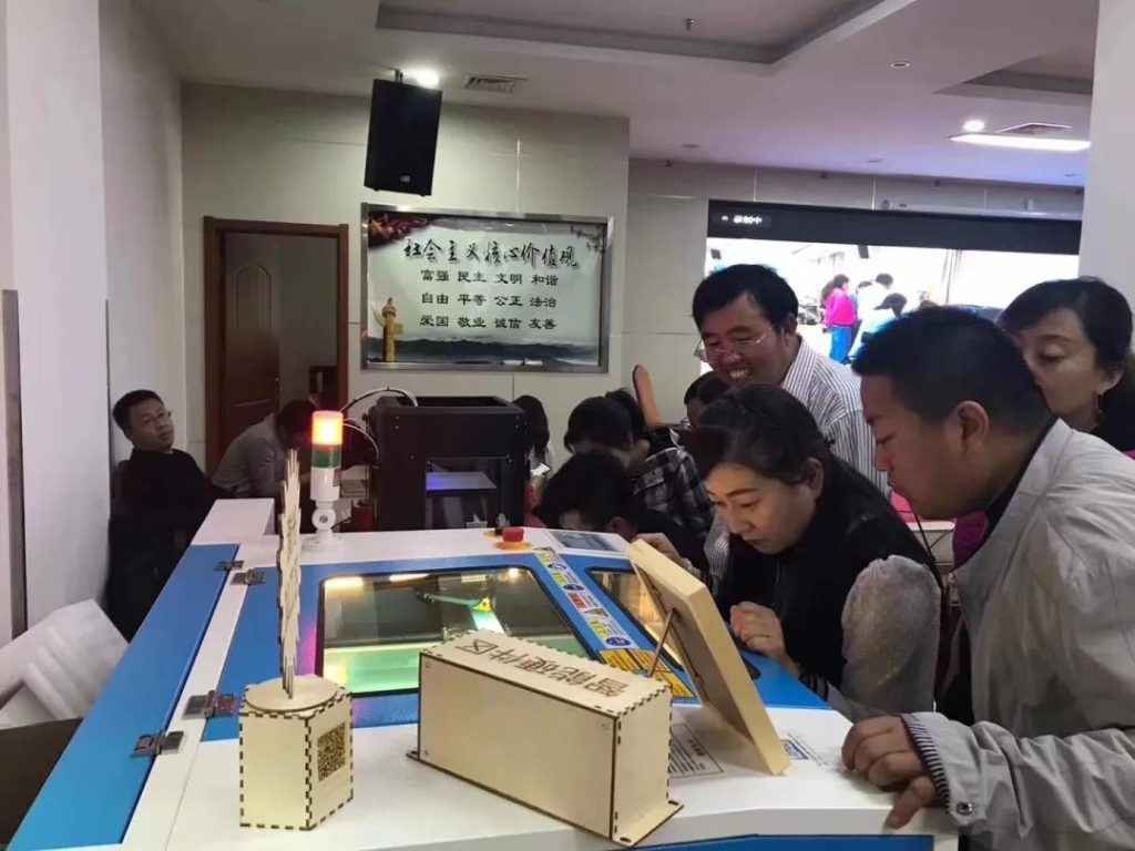 学员全神贯注激光切割机制作过程
