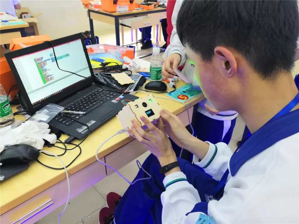 中学组选手全神贯注制作