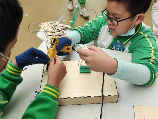 选手互相协助完成比赛作品