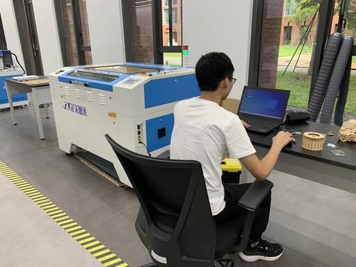 雷宇集团提供的数字化加工工具无疑能为“想出来”的实物锦上提花，更是帮助学生“做出来”实物的利器。