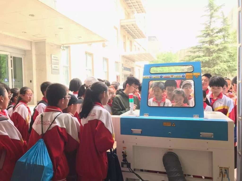 学生围观激光切割机