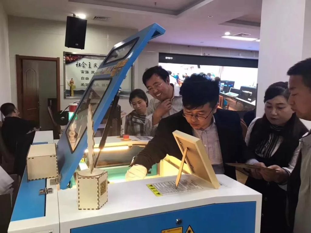 演示激光切割机的操作