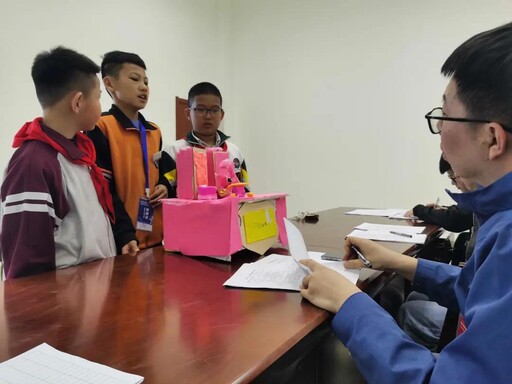 参赛选手带着自己满意的作品进行着答辩，活动也慢慢接近尾声。