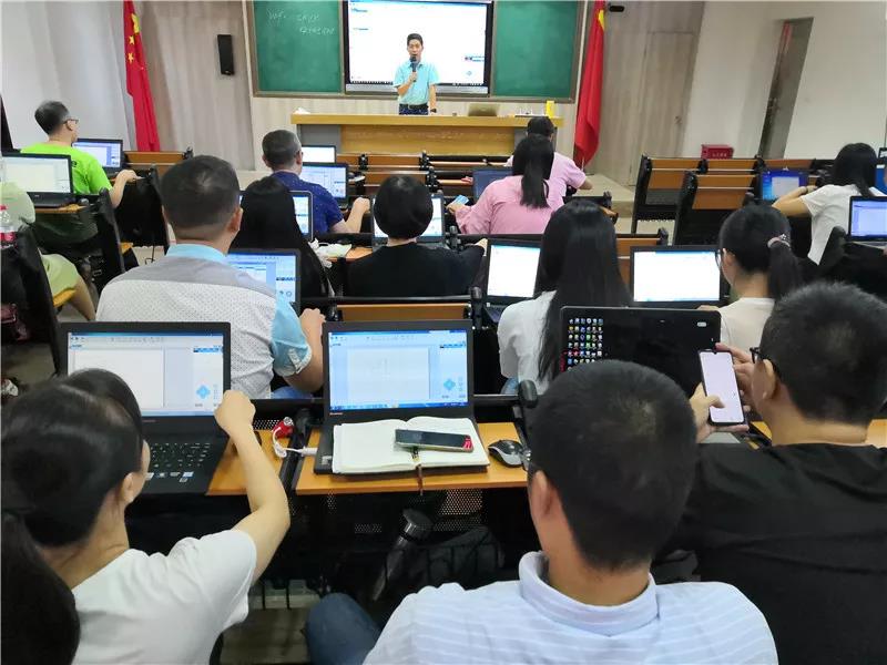 学员们认真学习软件设计中。