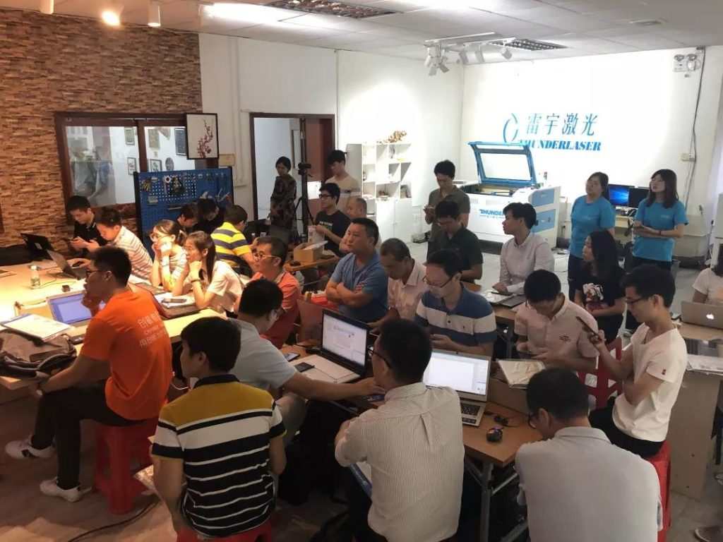 各位老师也是拿出笔记本电脑，迅速就坐，马上进入听课状态。
