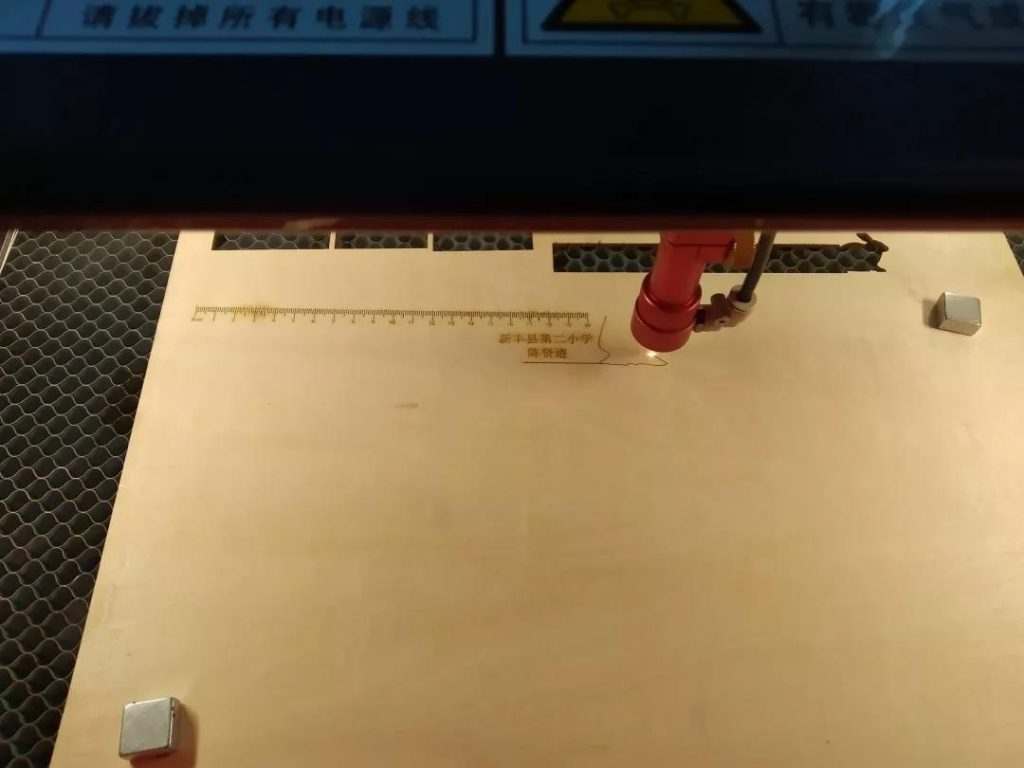 带领大家了认识激光切割机，及其应用和技术、激光切割设计软件和建模指南等，并带学员们上机操作，切割出自己设计的作品。