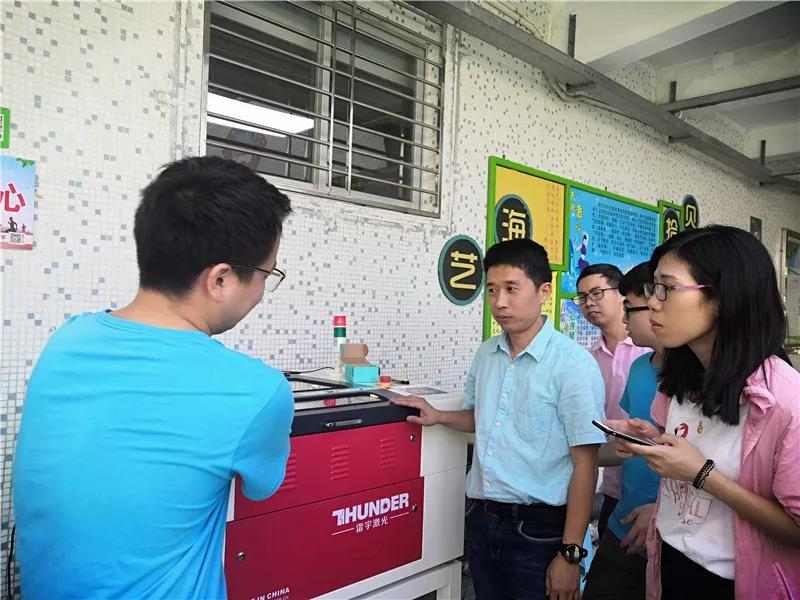 竞技宝电竞官网登录的创客老师们在一旁教学，及时解决学员们的疑惑。
