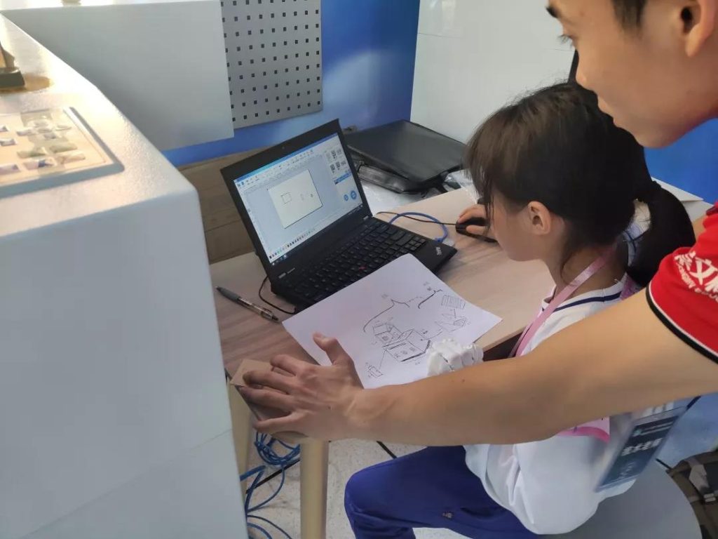 小创客们都纷纷上手操作了一把