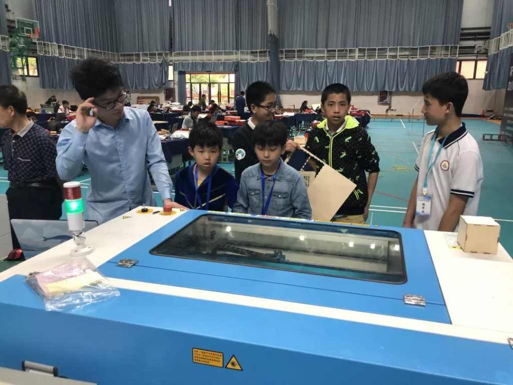 小创客们整体水平都非常高，从选题到创作，从想象到化为实物，一切井井有条、循序渐进，看着小创客们胸有成竹，势在必得的样子，相信现场的工作人员、评审们都会深深地被感染。“智造”是一件充满激情和乐趣的事。
