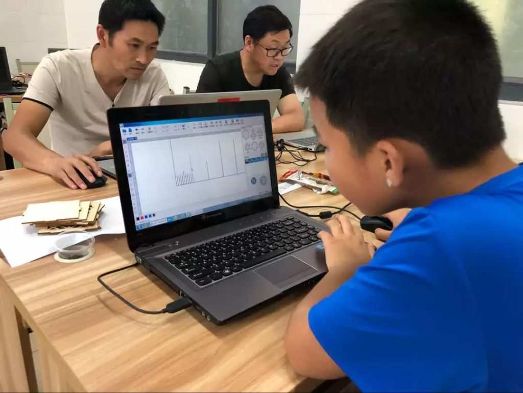边教边学的方式让学员快速上手设计