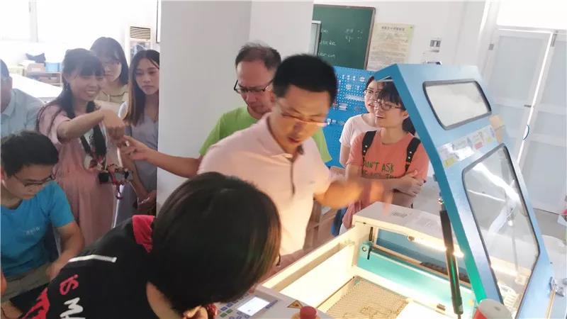 理论部分暂告一段落，进入了让人期待的实操部分，高老师与雷宇创客演示激光切割机的操作。