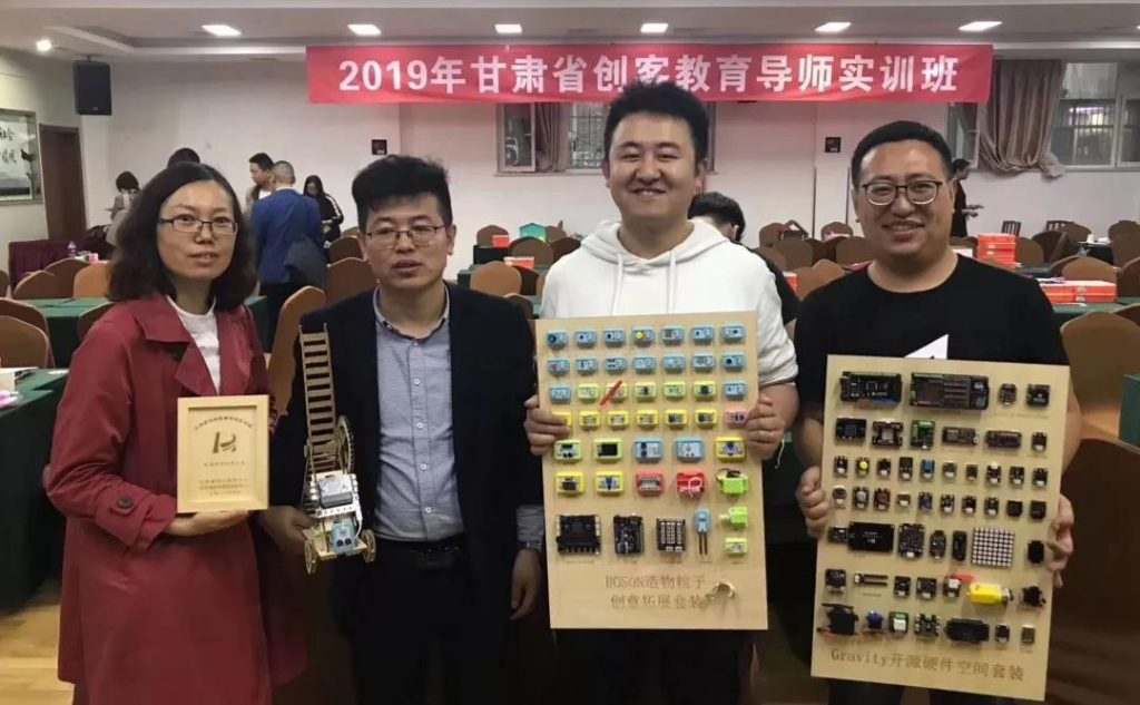 学员拿着自己的作品乐开花