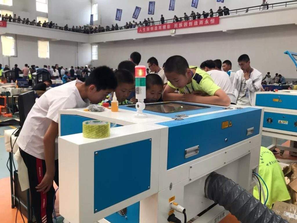 雷小宇拥有精确高效的特性，深受小创客们喜爱，只需要等待短短几分钟，小选手们就能拿到与自己设计的分毫不差的结构件，组装，将自己的创意变为现实。