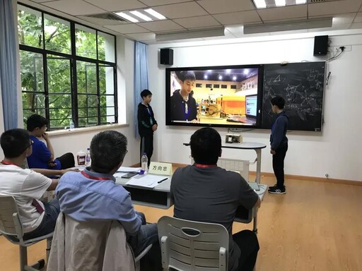 参赛选手带着自己满意的作品进行着答辩