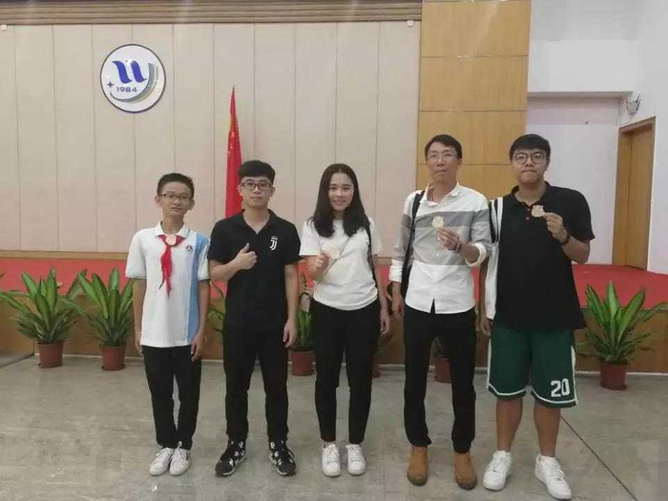 推动STEAM创客教育的发展，顺德区教育局组织开展相关的专项培训班，提升创客教师以及相关人员的创客素养和技能水平。