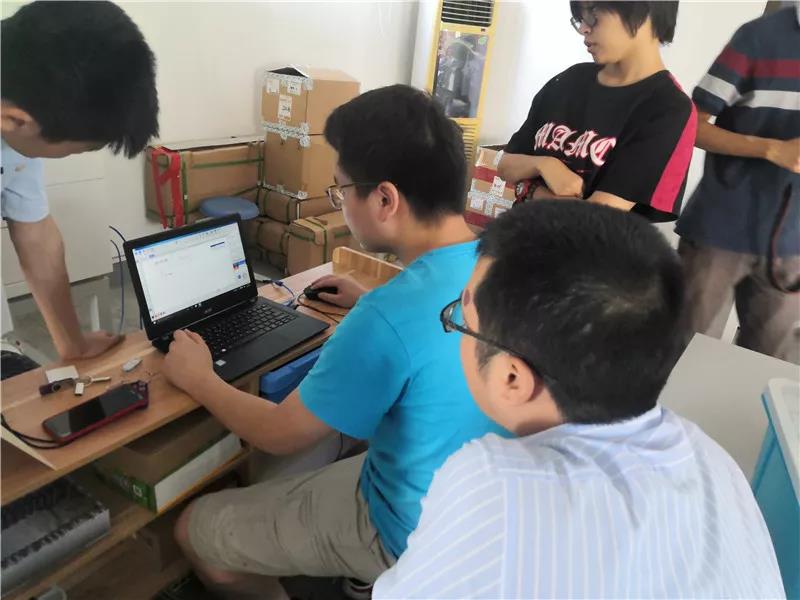 软件与激光切割机结合教学，我们的学员们动手能力很强，掌握相关知识点后，就不禁开始自己操作机器。