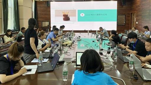 雷宇团队在三维设计2班为学员老师开展边学理论边动手实操的激光造物专题课程。