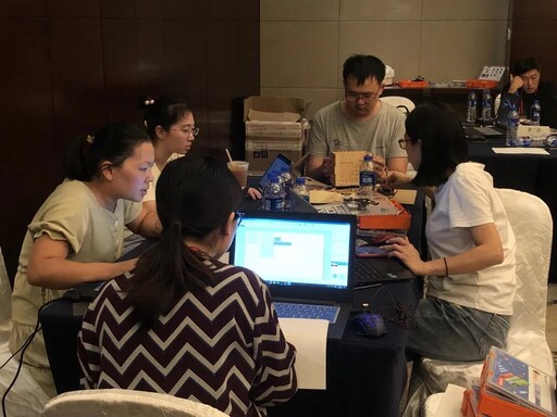 学员老师打开LaserMaker尝试自己进行绘制