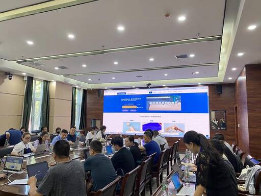 雷宇团队的刘苏玲讲师为学员老师们授课。