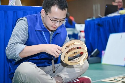 认真组装中
