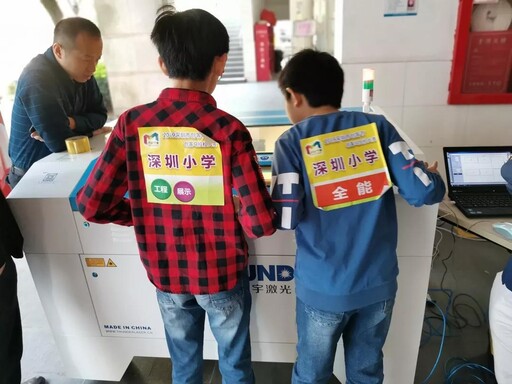 雷宇此行带来的激光设计软件LaserMaker和激光切割机为小创客们智慧设计、高效造物提供了极大的助力