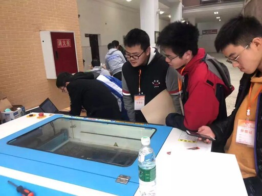 参赛学生要在规定时间内使用组委会提供的器材，通过电脑编程、硬件搭建、造型设计等创作智能实物作品。