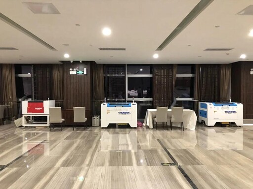 很多小组都在追求更加精致美观的作品外观时，选择使用激光切割机。