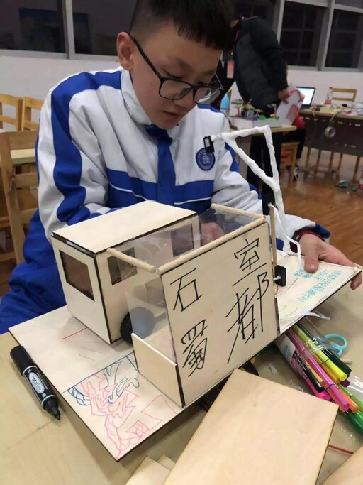 同学们聚焦现代交通，畅想未来，将自己的想象力通过一双巧手和数字化制造工具化