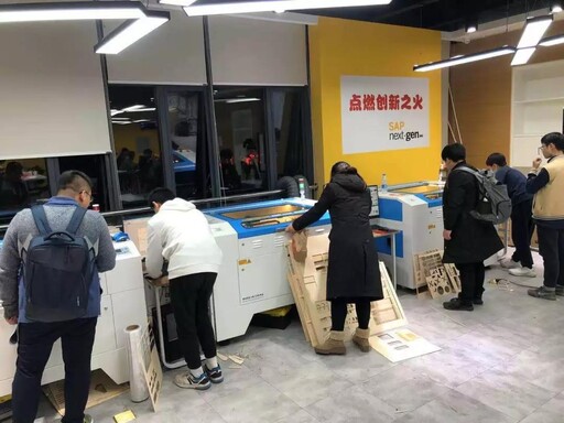 设计师们从确定主题开始便都投入十二分精力构思、设计、制作自己的作品